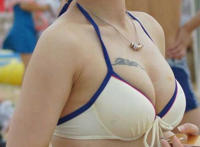 沙滩胸器妹：欧美胸器妹