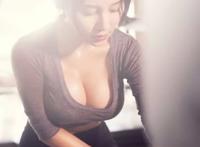 人间胸器全球欧美图片：胸器妹子挤地铁的日常