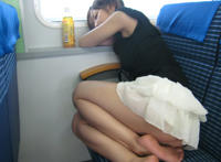 射在高铁乘务员屁股上´：密集场所紧贴女子狂顶