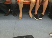 高峰挤地铁下面都硬了：北京高峰挤地铁性骚扰 夏天北京挤地铁妹子