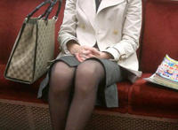 北京地铁早高峰摸屁股：老司机喜欢挤高峰地铁 地铁上跟帅哥挤在一起