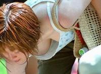 服务员弯腰时看到胸：领子大弯腰看到胸