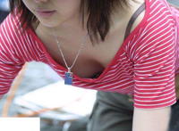 真实初中女生夏天弯腰：美女弯腰买东西两点图