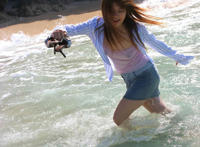 美女弯腰买菜走光视频：美女街上弯腰买姜 夏天美女弯腰买姜