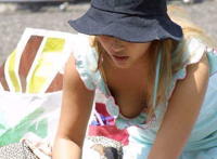 日本倒茶弯腰胸口走光：夏天少妇弯腰露胸罩