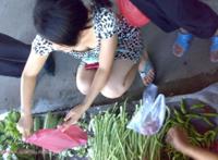 衬衫蹦开胸口走光：从衣领上面看女生的胸 从胸口看女生走光