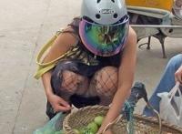 美女低头看见胸：街拍松走光露胸 夏天商场走光B毛