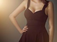 不小心碰到男生的裆部：男生裆部凸起顶女生