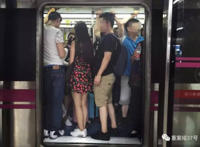 摸男生裆部他有啥反应：裆部凸起被女生看到了