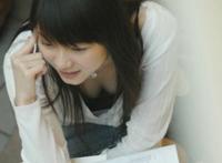 两姐妹洗澡不关窗户：女人下班洗澡忘关窗子