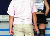 街拍紧臀白裤饱满三角图片