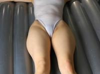 紧身小馒头鼓起来视频：女卜三角紧身裤凸凹图