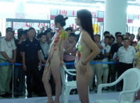 山东淄博陶瓷人体彩绘图图片：淄博陶瓷博览会女模