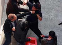 擦鞋女的惊人一幕：泉州擦鞋女的惊人一幕