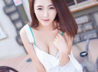 14岁女孩两腿中间被摸