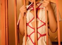 老师不小心扭到腿 学生帮按摩 学生帮老师揉腿不小心柔到裤