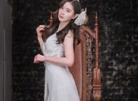 两个大白兔在摇晃:含着她的大白兔。