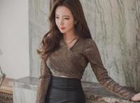 同桌又香又软的大白兔:玩弄胸前的两只大白兔