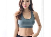 揉她的两个大白兔婷；含着她的大白兔。