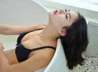 姐姐睡着了玩他脚丫 趁她睡着玩弄她的脚丫