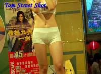 妈妈穿紧身白色裤子