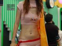 白色紧身太薄,露内裤 街拍紧身裤下面凹进去