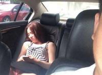 偷拍女乘客裙底露B