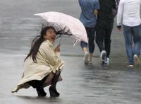 女人下蹲丝袜走光 春光乍泄