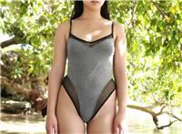 骑在树上的丰乳翘臀美女大胆高叉紧身体操服