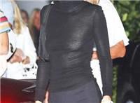 透明上衣透露了她不穿内衣的小心机,示范不穿内衣新时尚.