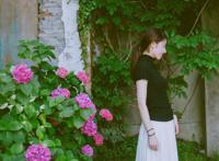 她仍然穿着整洁的OL套装，长发及肩,太粗硬小寡妇受不了