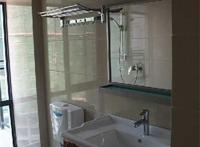 她趴在学长的腿上喘气，在卫生间被学长做好爽