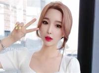 女孩子对女孩子有反应?把她给亲害羞了