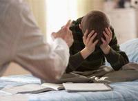 他当着孩子的面要了我，掀开我的睡裙！