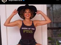 美摇滚女歌手Sophia Urista演唱现场 “尿脸” 男粉丝