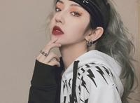 天才小火龙素颜出镜也就罢了 偏要挤出“双下巴”