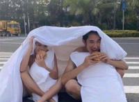 男女半裸裹床单躺斑马线拍婚纱照 网友：不要拿生命追求浪漫