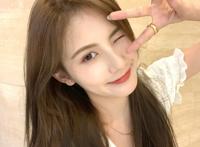 王思聪的女友甜仇抱着小狗素颜出镜