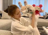 甜仇抱宠物狗素颜出镜 王思聪的新欢女友甜仇疑搬入王思聪公寓