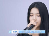 朋友圈淡黄的长裙蓬松的头发是什么梗？