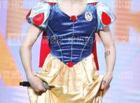 淡黄的长裙蓬松的头发是什么梗？