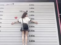 冯提莫穿了增高鞋 还是没顶过一米六