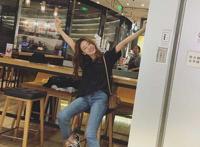 温婉再秀大长腿 什么鞋都能够当成拖鞋在穿啊