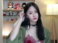 周二珂COS逆水寒素问 网友：年纪轻轻就拥有飞机场了