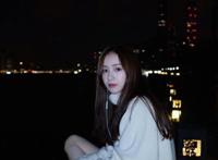 周二珂晒江边自拍照 单曲《孤独她呀》获赞