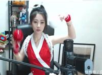 冯提莫穿游戏服直播 露出了她的脚丫子