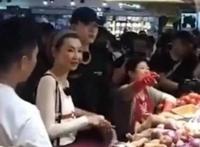 54岁张曼玉为什么这么穷（54岁张曼玉逛地摊）
