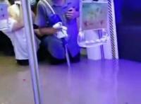 为何乘客被困地铁两站之间?