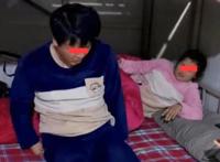 讲两对夫妻租一间房子