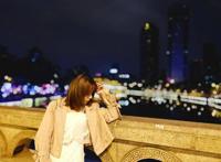 桥震门女主角生活照 女人按倒男人以冰冷地面为床